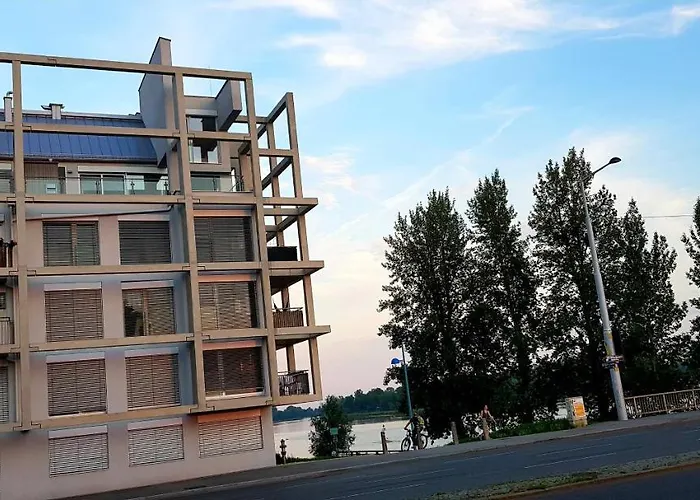 Trendy Danube - Close To Un Daire